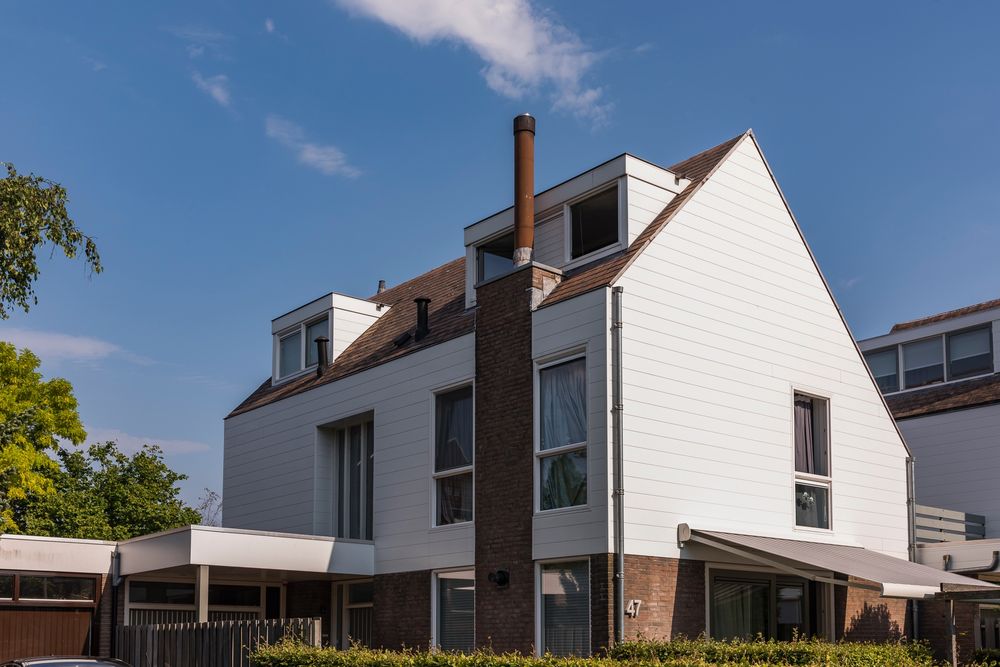 Witte gevelbekleding - Van der Vlugt Velserbroek - Kozijnen en Zonwering